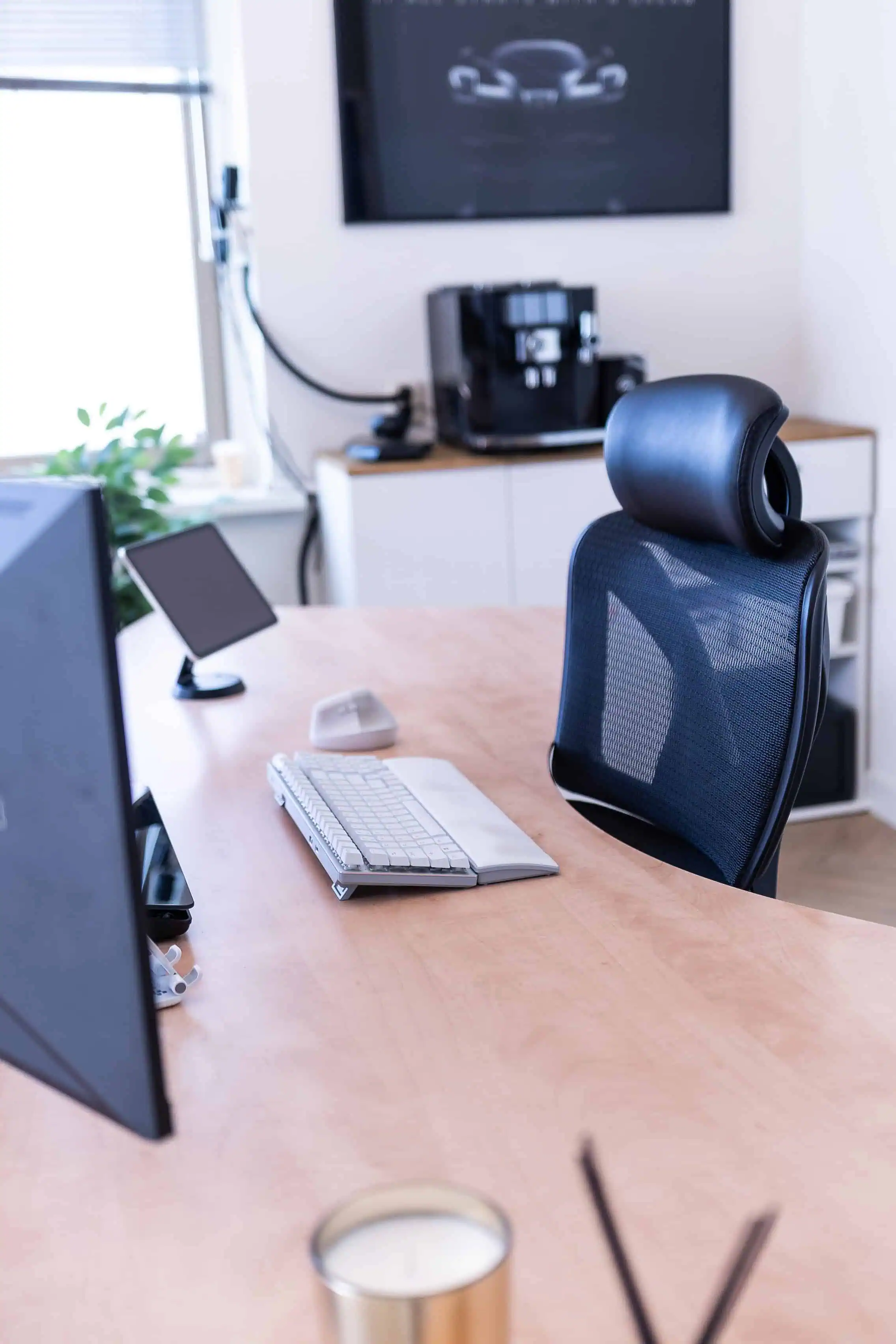 Moderne werkplek met monitor, toetsenbord en tablet